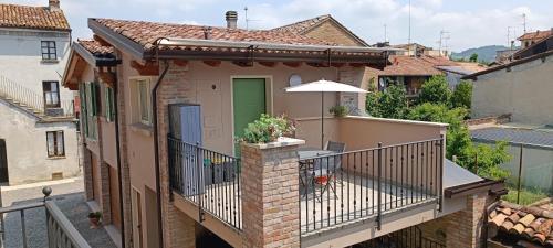 a balcony of a house with a green door at Il nido dello scricciolo in Rivanazzano