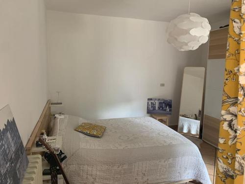 een slaapkamer met een bed en een lamp erin bij Grazioso appartamento -14 km dalla FERRARI in Serramazzoni