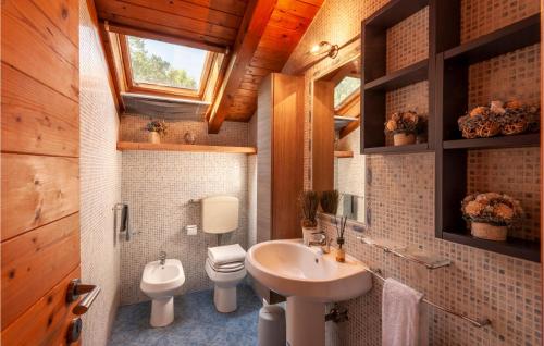 Kúpeľňa v ubytovaní Awesome Home In Roncosambaccio With Kitchen