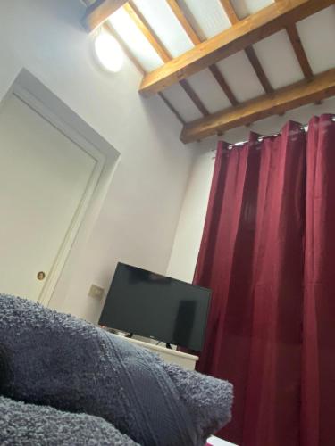 Una televisión o centro de entretenimiento en Tyche Home