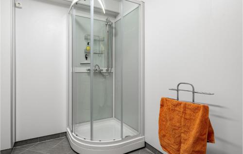 um chuveiro com uma porta de vidro e uma toalha em 2 Bedroom Nice Home In Fana em Fanahamaren