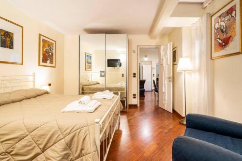 um quarto com uma cama grande e um sofá em Araba Fenice Apartments - Bari Centro em Bari