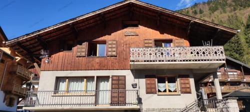 a house with a balcony on the side of it at Appartement meublé classé 3 étoiles de 72 m2, 2 chambres in Morzine