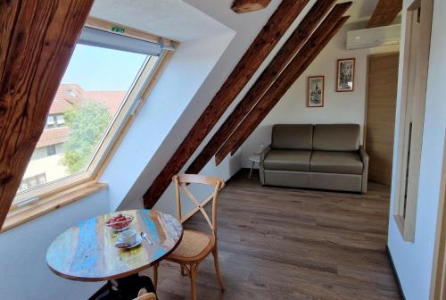 a small room with a table and a couch at Waldvogel Ferienzimmer klimatisiert in Immenstaad am Bodensee