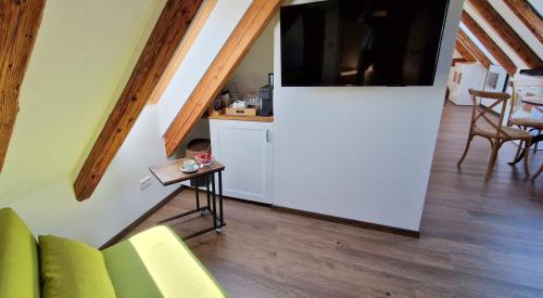 a living room with a couch and a table at Waldvogel Ferienzimmer klimatisiert in Immenstaad am Bodensee