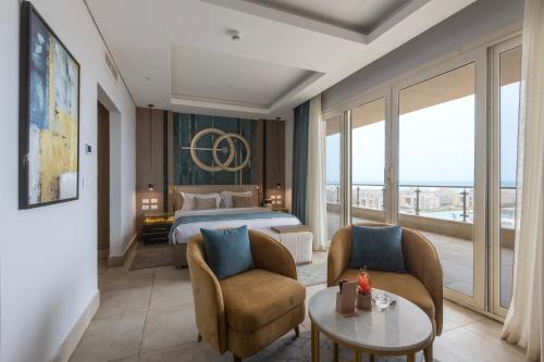 Tolip Resort Sunrays New- Alamein في العلمين: غرفة فندقية بسرير وطاولة وكراسي