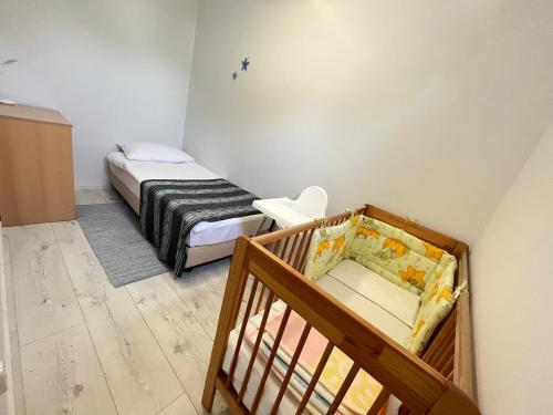una piccola camera con una culla e un letto di Cosy and lovely villa Trosti with a POOL a Svetvinčenat (Sanvincenti)