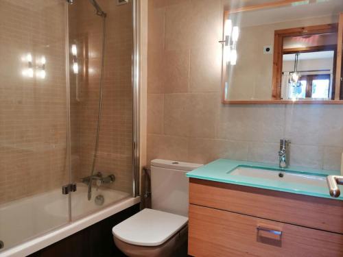Koupelna v ubytování Amplio apartamento con jardín y piscina Herbasabina 5