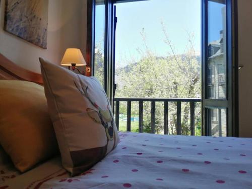 1 dormitorio con 1 cama y vistas a un balcón en Amplio apartamento con jardín y piscina Herbasabina 5, en Pla de l'Ermita