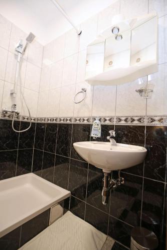Bilik mandi di Apartmani Krka Rooms