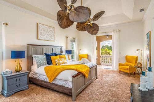 - une chambre avec un lit doté d'oreillers jaunes et bleus dans l'établissement Luxe Golf Front villa, close to Disney, à Kissimmee