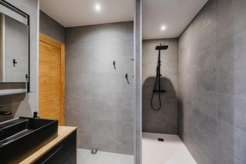 a bathroom with a shower and a sink at Beau T3 au style moderne #2 in Embrun