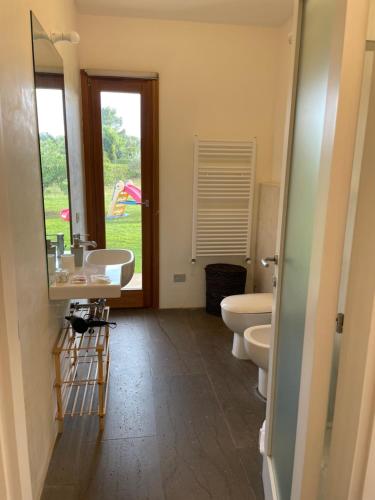 a bathroom with two sinks and two toilets at Casa Vacanza 2 Mari in Alghero