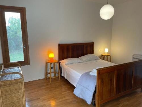 アルゲーロにあるCasa Vacanza 2 Mariのベッドルーム1室(ベッド1台、ランプ2つ、テーブル2台付)