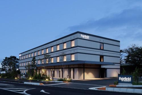 Mihama的住宿－Fairfield by Marriott Mie Kumano Kodo Mihama，akritkrit酒店是一栋位于街道中间的建筑。