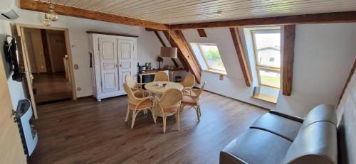 a dining room with a table and chairs at Waldvogel Ferienzimmer klimatisiert in Immenstaad am Bodensee