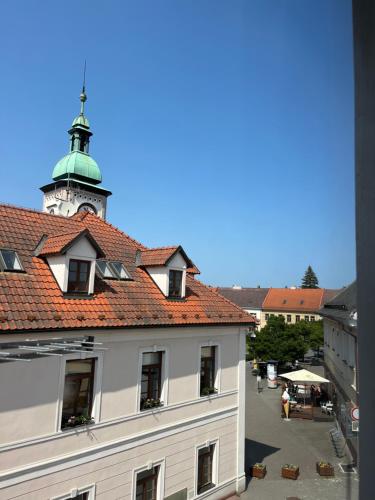 多克西的住宿－Penzion U Radnice，一座建筑的顶部有一个钟楼