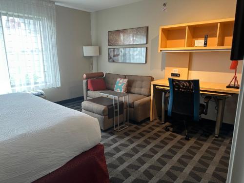 Habitación de hotel con cama, escritorio y silla en TownePlace Suites by Marriott Columbia Northwest/Harbison en Columbia