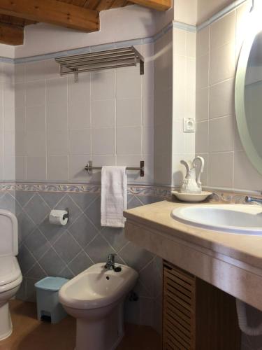 łazienka z umywalką i toaletą w obiekcie Monte da Azinheira w mieście Ourique