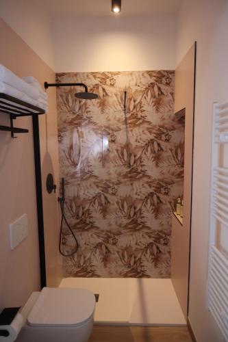 La salle de bains est pourvue d'une douche et de toilettes. dans l'établissement Malia Holiday Villa, à Conversano