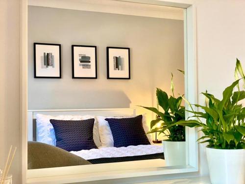 a mirror reflection of a couch in a living room at 3 bedroom - 2 bathroom Townhouse in Corstorphine Near Murrayfield Stadium - Direct Bus To Edinburgh City Centre in 20 Minutes - Two Private Parking Spaces - Private Sunny Garden - Recently Refurbished in Edinburgh