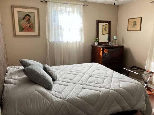 1 dormitorio con cama blanca y ventana en Home-Made-In-Hickory-Large Home with a Pool! Fun!, en Hickory
