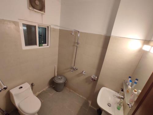 uma casa de banho com um WC, um chuveiro e um lavatório. em Luxury 2BR Family Apt/Wi-Fi / Netflix em Islamabad