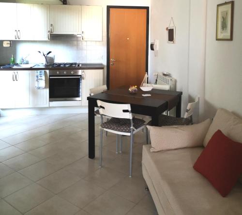 A kitchen or kitchenette at La casa di Ieia