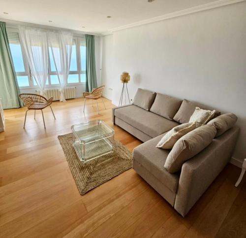 uma sala de estar com um sofá e uma mesa em GATU PREMIUM Villa Turquesa Playa y Parking em Cádiz
