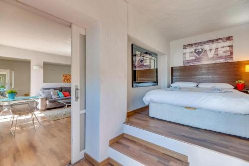 1 dormitorio con 1 cama grande y sala de estar en Chic Designer Apartment, en Marbella