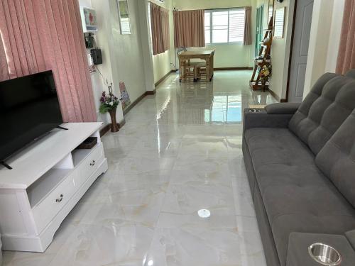 Una televisión o centro de entretenimiento en เชียงใหม่ บ้านสันติสุข