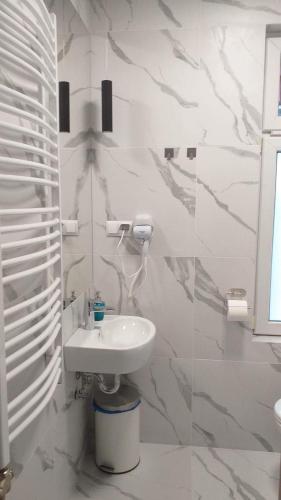 扎科帕內的住宿－Willa Sigma，白色的浴室设有水槽和镜子