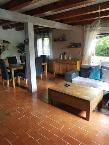 un salon avec un canapé et une table dans l'établissement Maison proche embrun, à Baratier