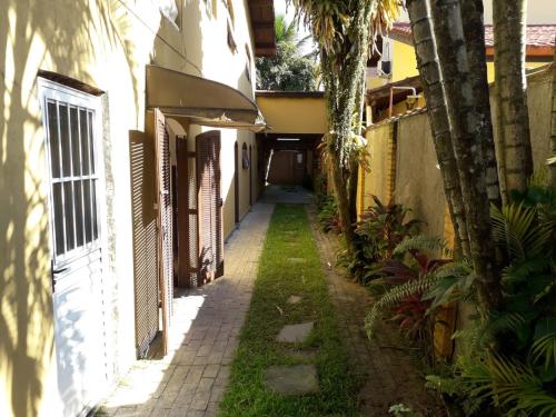 eine Gasse mit Palmen und einem Gebäude in der Unterkunft Hostel Canto de Bertioga in Bertioga