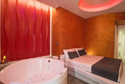 een badkamer met een bad en een bed en een bad bij Ripetta Relais in Rome