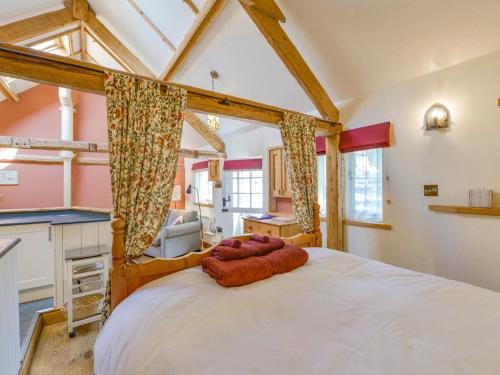 ein Schlafzimmer mit einem großen Bett in einem Zimmer in der Unterkunft The Linney in Bideford