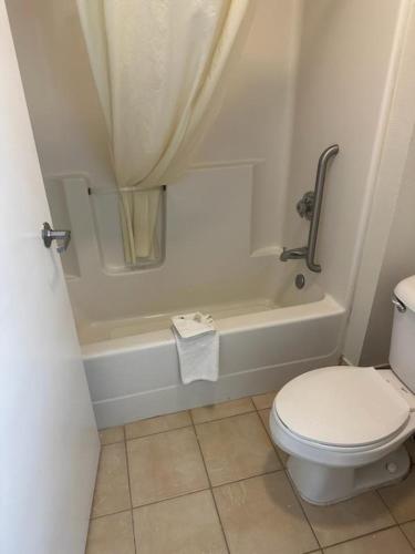 Ένα μπάνιο στο Magnolia Inn Extended Stay of Kingsland - New 2024 - Book a Kitchen Room - 12 Noon Check Out - Sleep In Late - Better Sleep - Ultra Sparkling - Pool open until until 4AM - Stay and Save Today - 24 Hour Front Desk - Premium Coffee Bar - Award Winning Inn