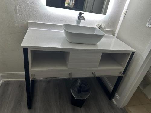 Φωτογραφία από το άλμπουμ του Magnolia Inn Extended Stay of Kingsland - New 2024 - Book a Kitchen Room - 12 Noon Check Out - Sleep In Late - Better Sleep - Ultra Sparkling - Pool open until until 4AM - Stay and Save Today - 24 Hour Front Desk - Premium Coffee Bar - Award Winning Inn σε Kingsland