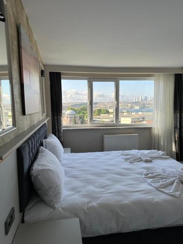 una camera da letto con un letto grande con una grande finestra di Mar Boutique Apartment a Istanbul