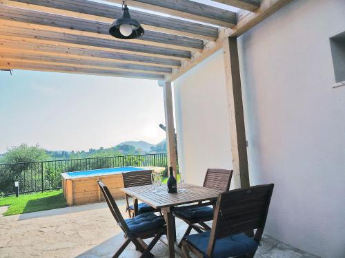 萊里奇的住宿－La Valle Incantata，庭院里配有桌椅和一瓶葡萄酒