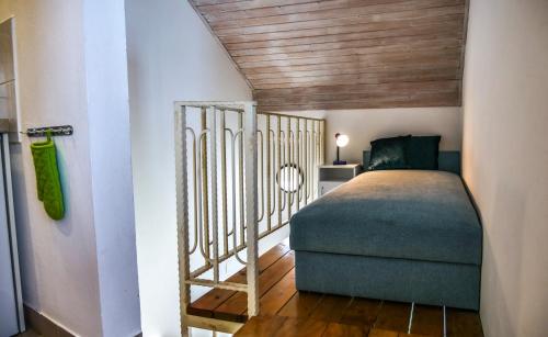 1 dormitorio con cama y techo de madera en Villa Gabriella - Vízparti, en Balatonboglár