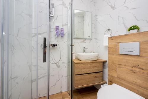 een badkamer met een douche, een toilet en een wastafel bij Apartment Ena in Crikvenica