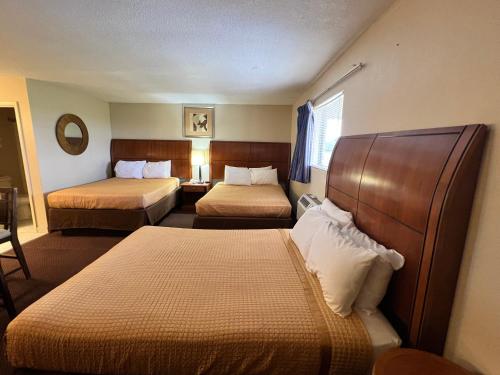 Habitación de hotel con 2 camas y ventana en Americas Best Value Inn - Edna, en Edna