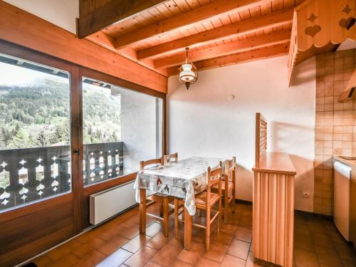 une salle à manger avec une table et une grande fenêtre dans l'établissement Appartement T2+Cabine 6 Pers, Proche Pistes de La Turche aux Gets - FR-1-685-32, aux Gets