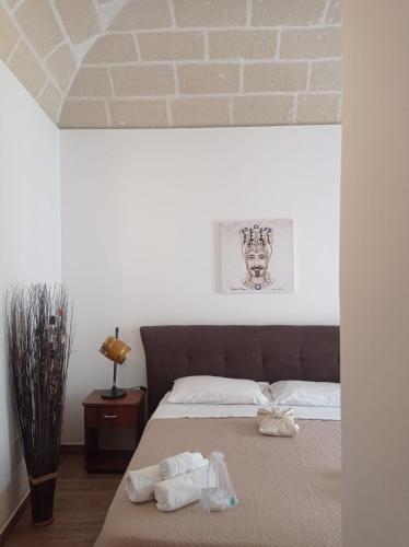 casa vacanze pupo 2.0 في فافينانا: غرفة نوم عليها سرير وفوط