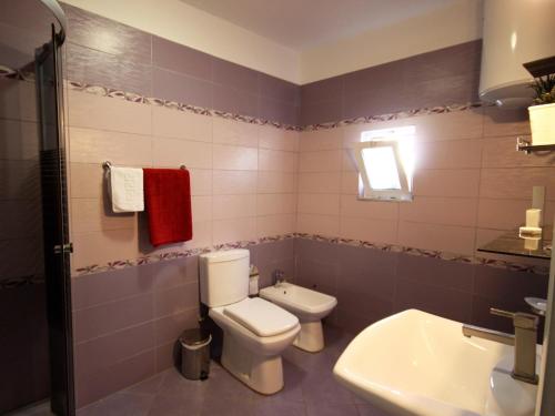 bagno con servizi igienici e lavandino di Hotel Bylis a Tirana