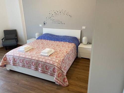 een slaapkamer met een bed met twee handdoeken erop bij Casa Eugenia in Varese