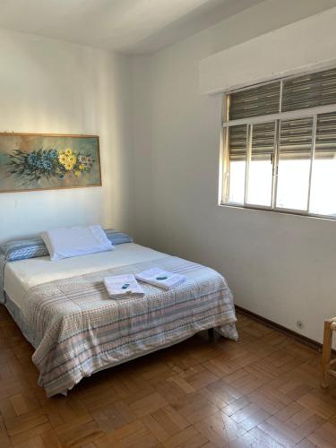 um quarto com uma cama e uma janela em Apart 603 - Centro Histórico em Itu