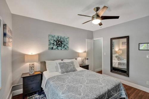 a bedroom with a bed and a ceiling fan at Unique Las Olas Stay Pool Free Parking in Fort Lauderdale
