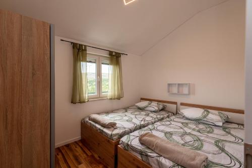 1 dormitorio con cama y ventana en Holiday House Mablo with pool & jacuzzi, en Šibenik